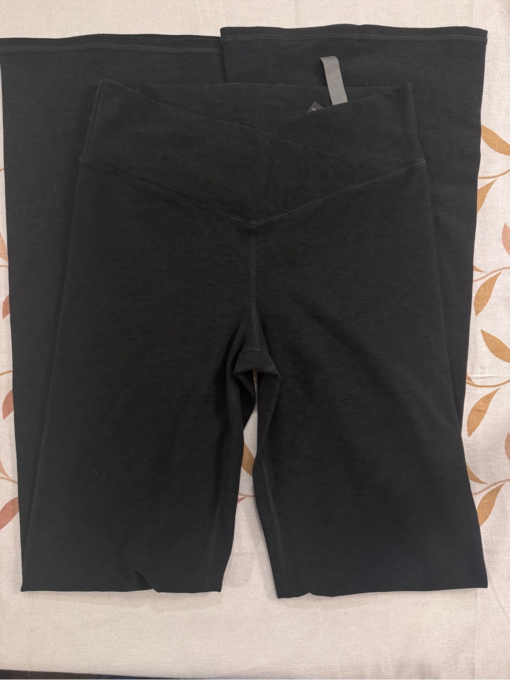 Vuori Black V-Waist Elevation Rhythm Flare Yoga Leggings ***missing back tag***
